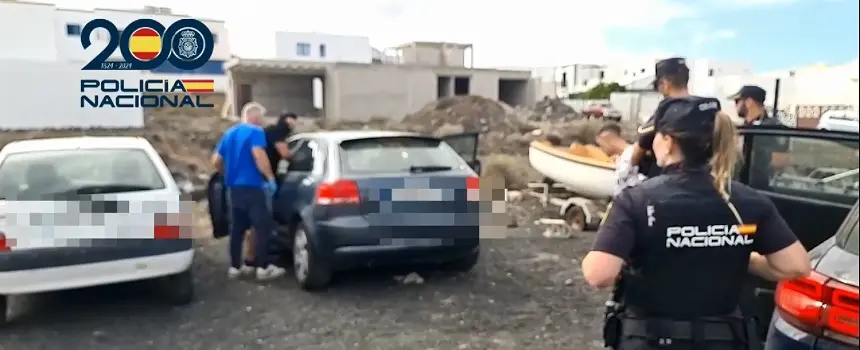 Policía Nacional realizando al detención y revisando un vehículo.