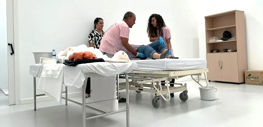 Prácticas entre alumnos realizadas en el aula taller de Playa Blanca, la experiencia que ahora se traslada a los hogares.