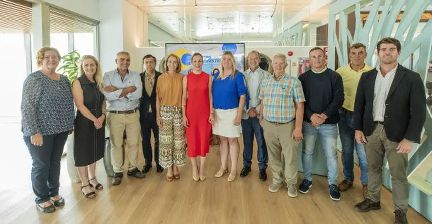 Imagen de la nueva Junta de la Federación con la consejera de Turismo.