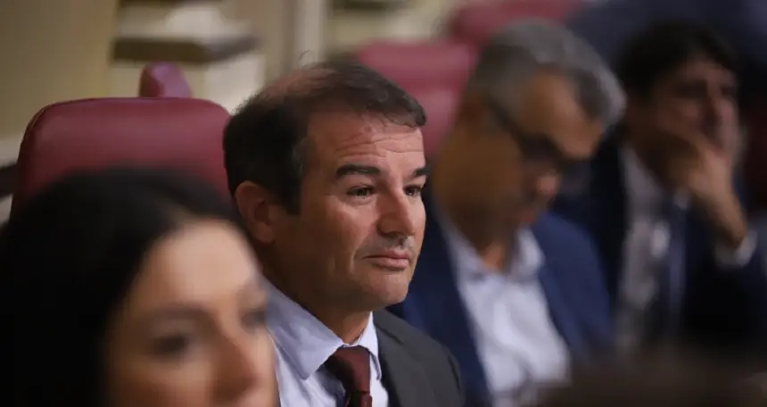 Marcos Hernández durante un debate en el Parlamento de Canarias.