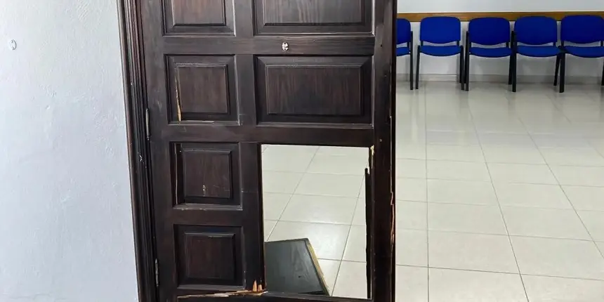 Imagen de cómo quedó la puerta tras el acto vandálico. 