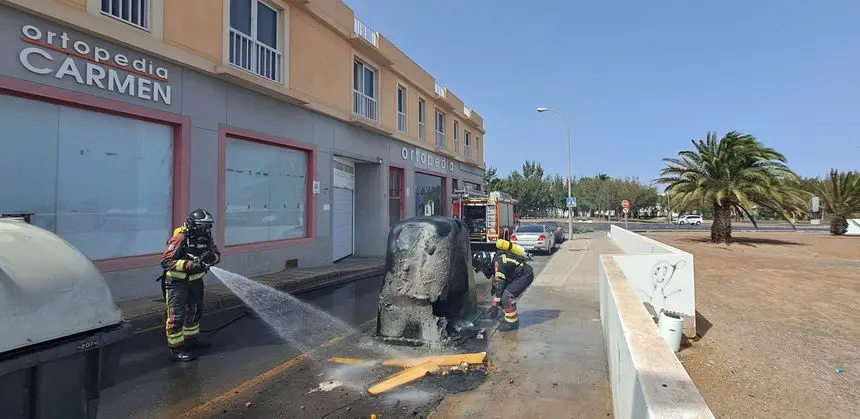 Momento en el que los bomberos terminan de controlar el fuego