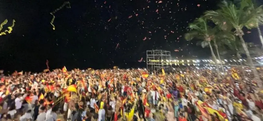 Momento en el que la gente salta de júbilo por el triunfo de España
