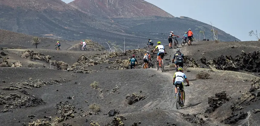 Imagen de los participantes de la Yaiza Extremo Sur por uno de los recorridos de Mountain Bike.