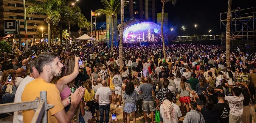 La playa de El Reducto abarrotada de público en la celebración del Arrecife Summer Fest. Las noches del viernes y sábado han estado muy animadas