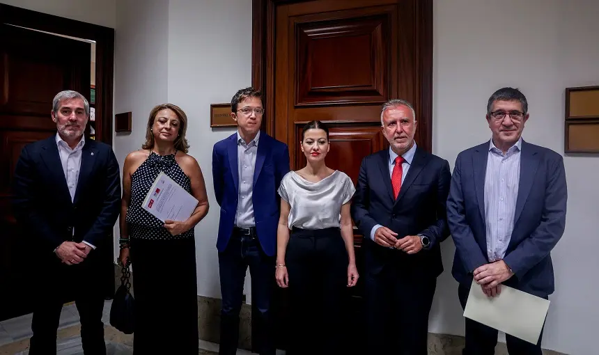 Imagen de los representantes de CC con el ministro Ángel Víctor Torres, Patxi López y los representantes de Sumar.