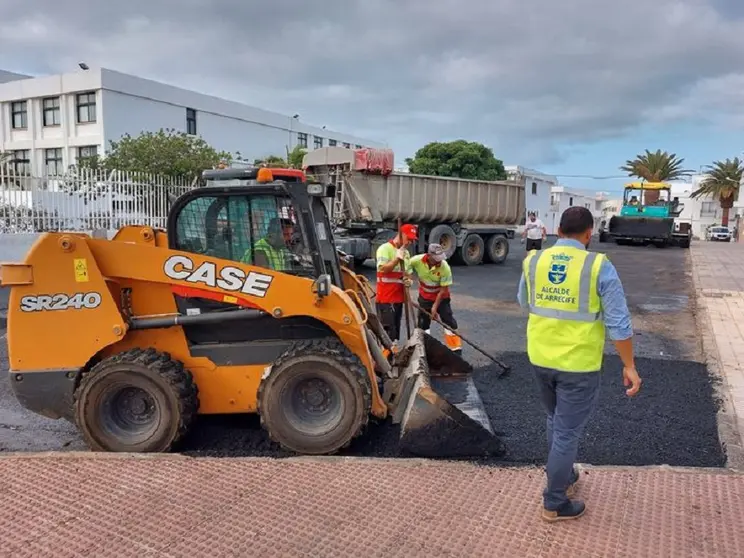 El alcalde de Arrecife, Yonathan de León, supervisando trabajos de reasfaltado en zonas de Titerroy. Ahora se trabajará en nuevas calles