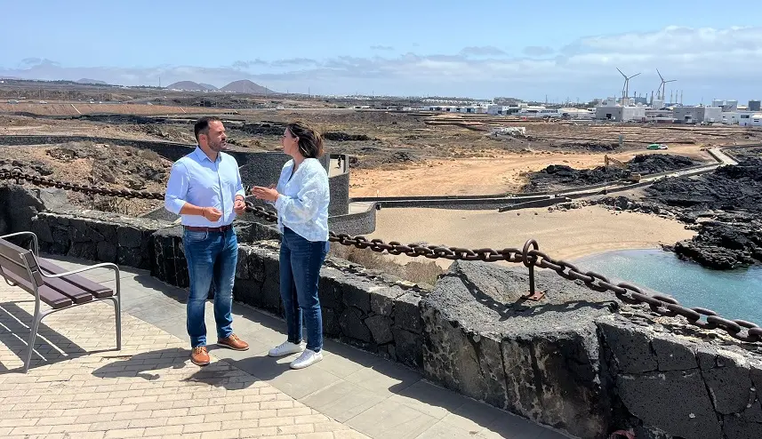 El alcalde Yonathan de León y la concejala de Playa, Davinia Déniz, hoy en la playa de La Arena donde el Ayuntamiento de Arrecife ejecuta obras. Al fondo maquinaria realizando  los nuevos trabajos