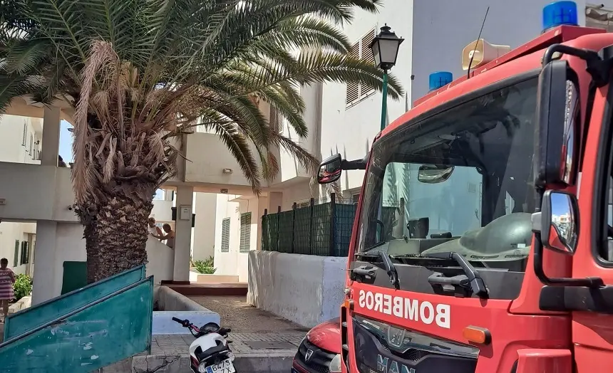 Camión de los bomberos en el lugar del incendio.