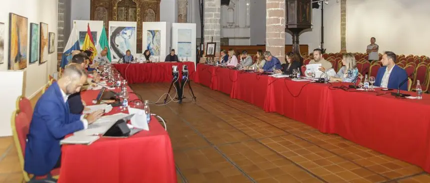 Jonás Álvarez en un primer plano enfrente de Ginés González durante un pleno en La Villa.
