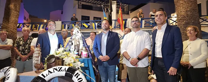 Echedey Eugenio, Yonathan de León, José Montelongo y Jacobo Medina junto a la virgen del Carmen.