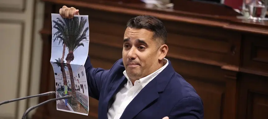 Yoné Caraballo enseña una foto del alcalde de Arrecife