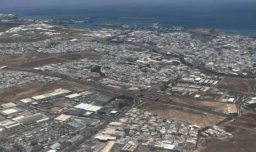 Imagen aérea sobre el municipio de Arrecife.