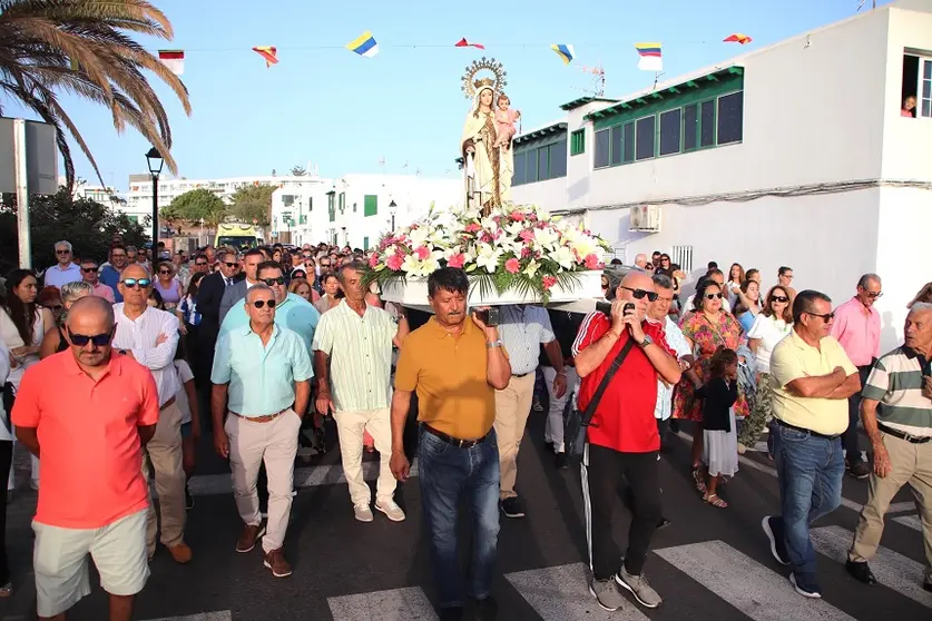 Procesión por las fiestas del Carmen.