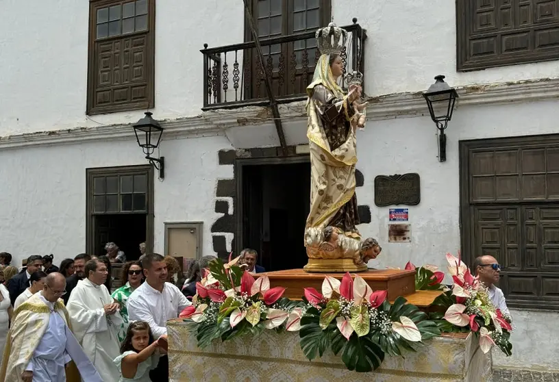 Los más pequeños del municipio participando en la traidicional procesión.