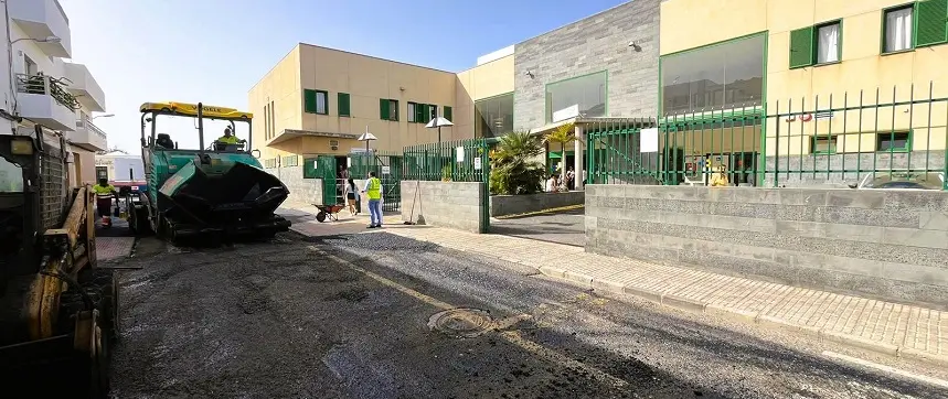 El alcalde de Arrecife observando los trabajos.