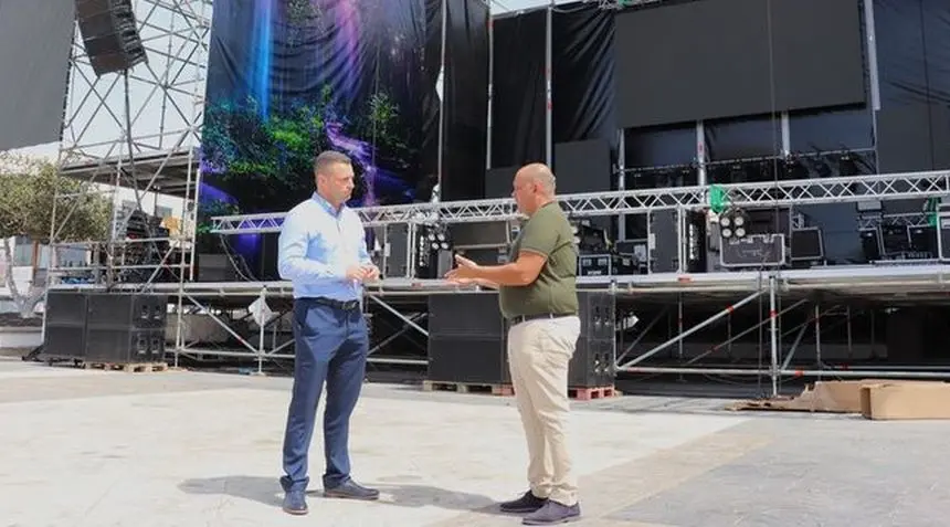 Javier Camacho hablando con Óscar Noda durante la preparación de un evento