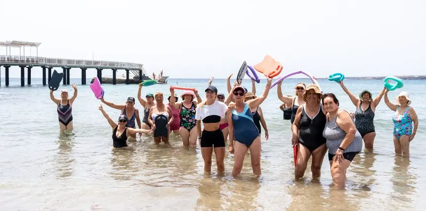 Imagen de alguna de las participantes en la gimnasia realizada en la playa de La Garita.