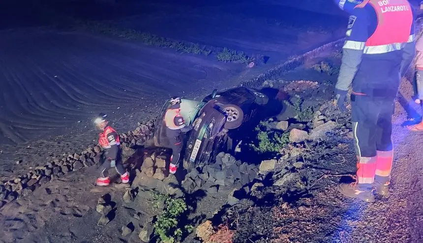 Imagen del vehículo tras el vuelco