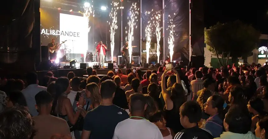Imagen de la actuación y del público que llenó Playa Blanca