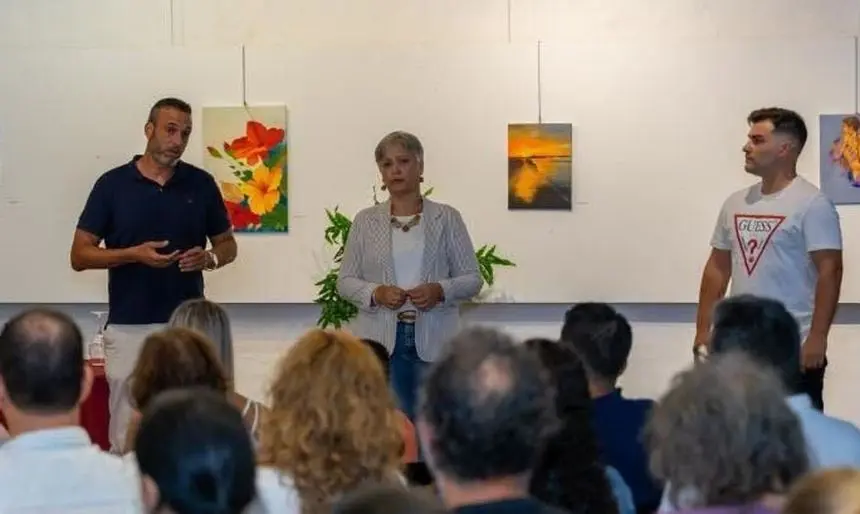 El alcalde de Haría, la concejal de Comercio y Javier Román, el diseñador de la nueva herramienta informática