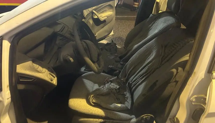 Estado en el que quedó el interior del vehículo incendiado.