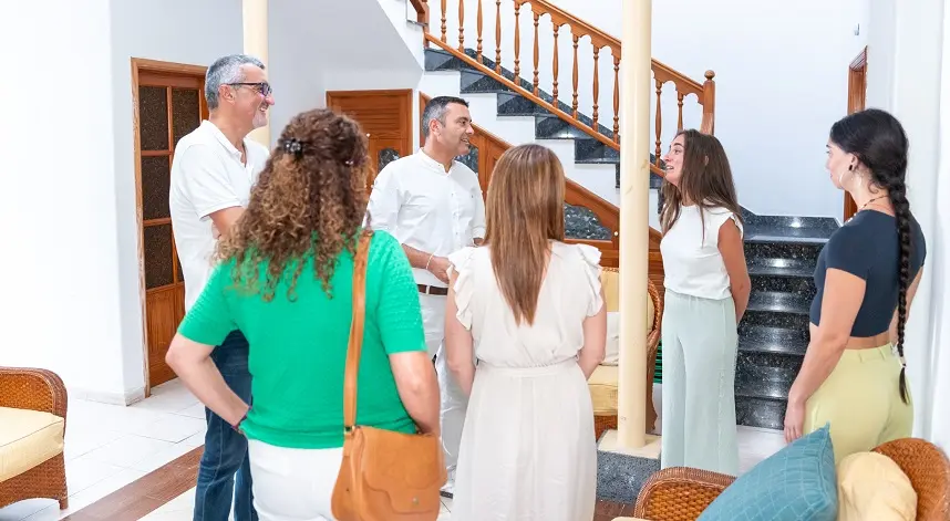 Oswaldo Betancort y Marci Acuña visitando la casa de acogida.