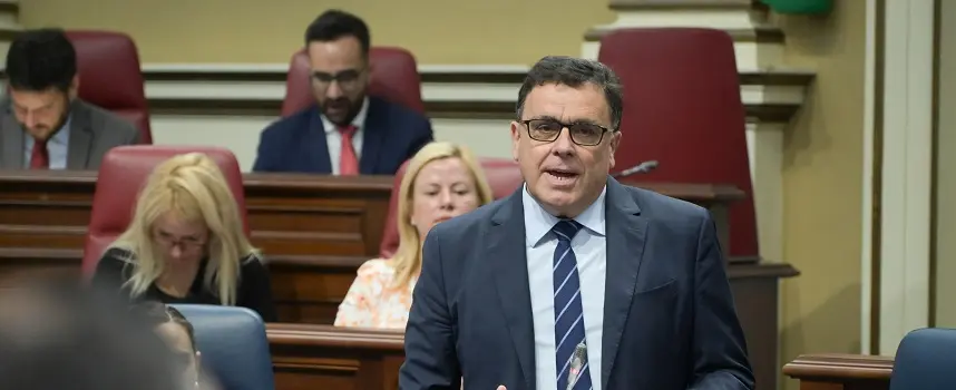 Manuel Miranda en el Parlamento de Canarias.