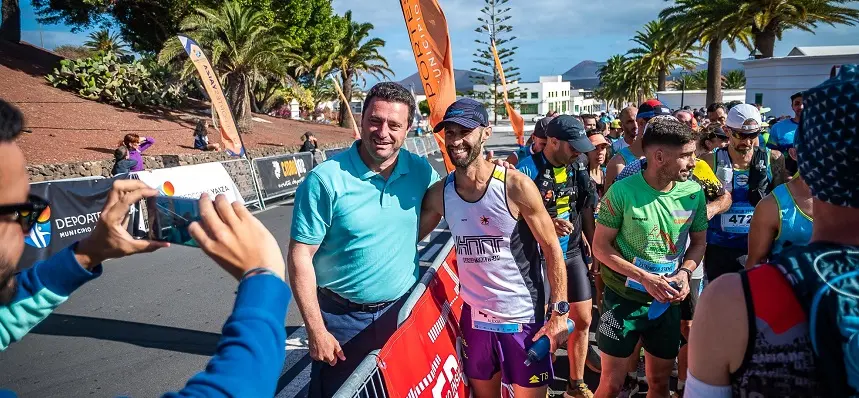 El atleta Albi Cedrés junto al alcalde de Yaiza