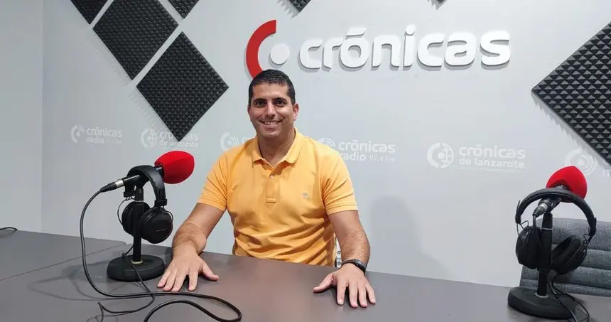 Benjamín Perdomo en el estudio central de Crónicas Radio.