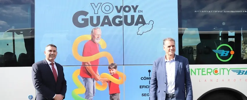 Oswaldo Betancort, junto al consejero de Transportes, Domingo Cejas