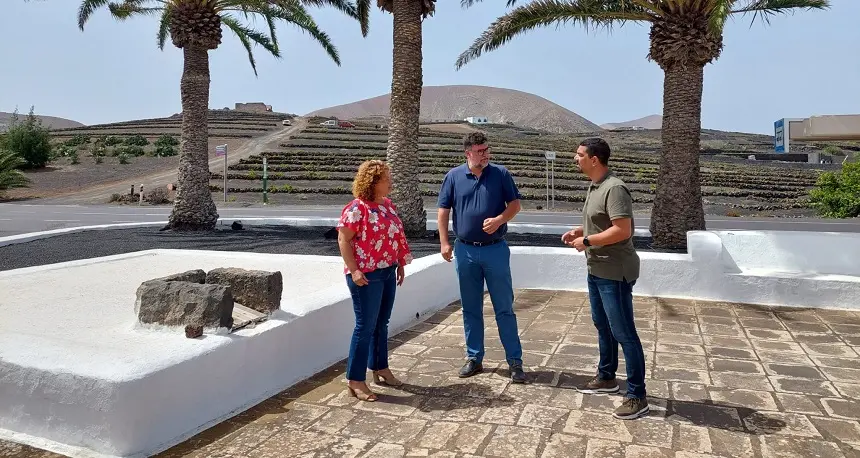 Equipo de gobierno de San Bartolomé en una de las bodegas del municipio.