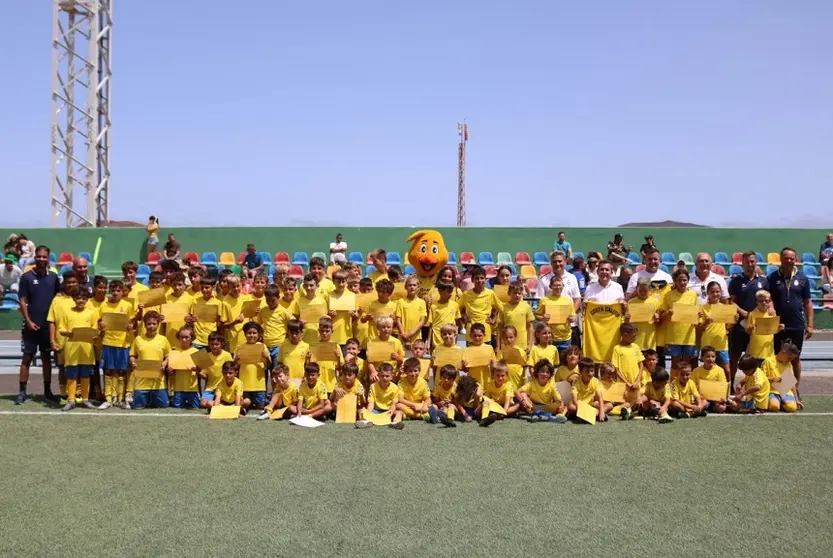 Foto de familia de los niños participantes en el campus de la Unión Deportiva Las Palmas realizado en Yaiza.