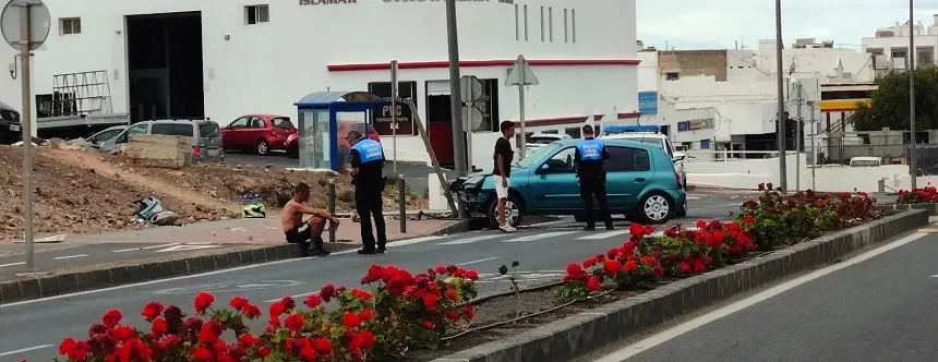 Imagen de la Policía Local tomando declaración a las personas que iban dentro del vehículo.
