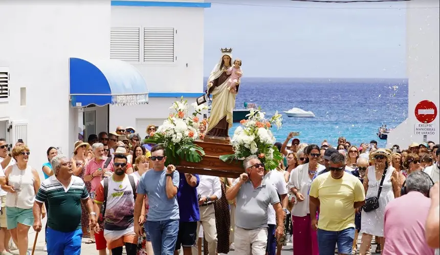 Procesión de la virgen del carmen en Arrieta.