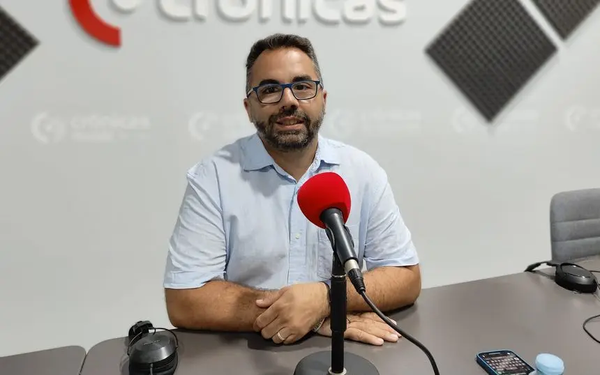 Echedey Eugenio en el estudio de Crónicas Radio.