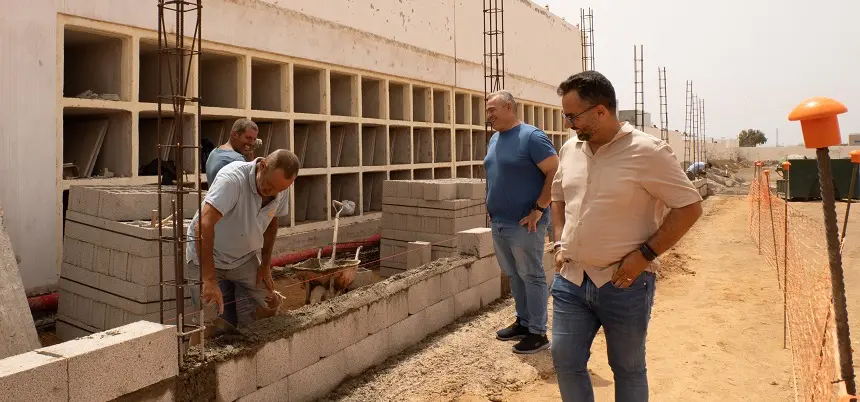 Imagen de los operarios del Ayuntamiento de Arrecife realizando los trabajos en el cementerio.