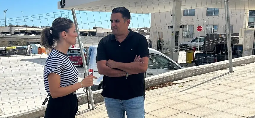 Sheila Guillén con Yoné Caraballo en la nueva gasolinera low cost