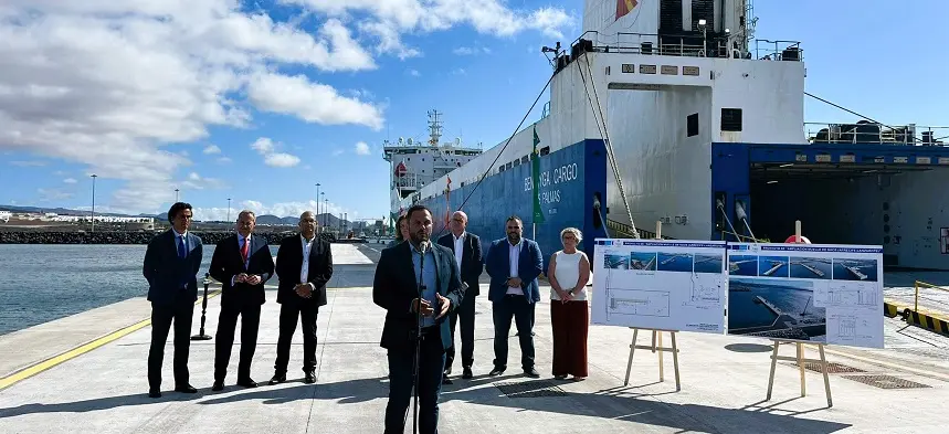 El alcalde de Arrecife presente en la inauguración del nuevo dique e intervino en el acto, celebrado hoy en Puerto de Naos ( Arrecife)