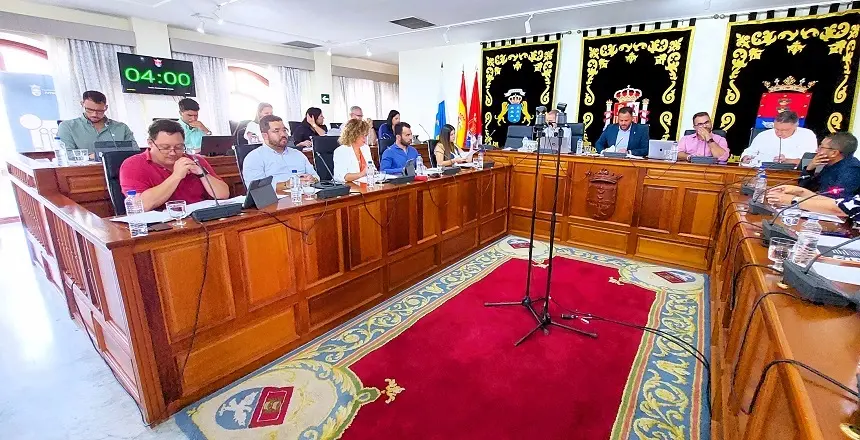 Imagen de la sesión plenaria del Ayuntamiento de Arrecife hoy miércoles, 31 de Julio, tras la intervención del concejal Óscar López ( primero por la izquierda en la primera fila)