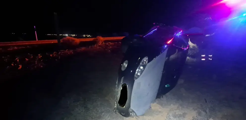 Vehículo volcado tras el accidente.