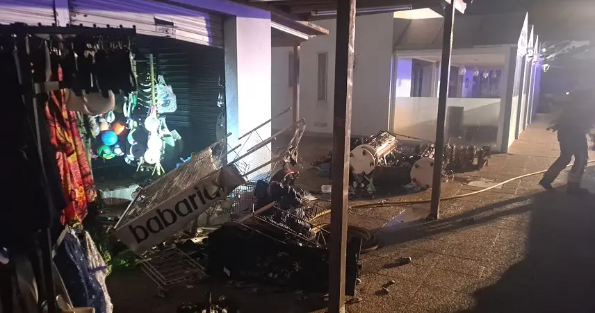 Actuación de los bomberos en el comercio de Costa Teguise.