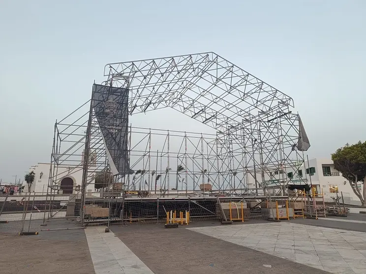 Escenario en medio de la plaza de Playa Blanca este domingo