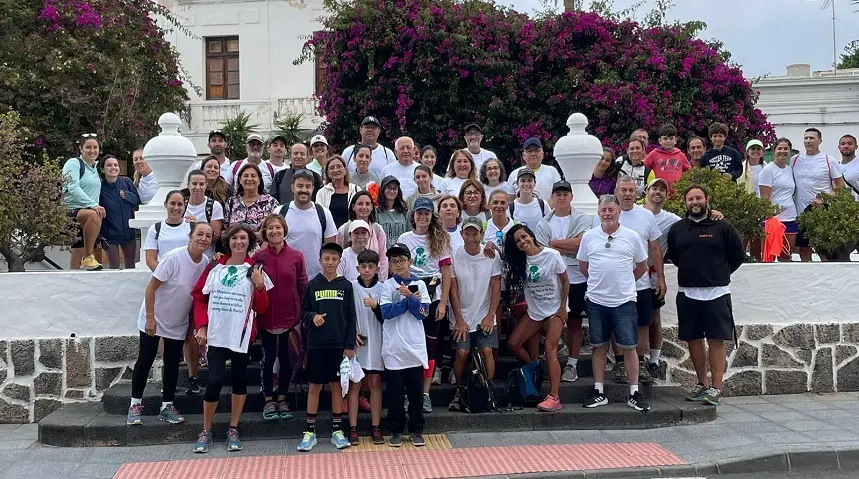 Vecinos de Haría instantes previos a la salida hacia la ermita de las Nieves.