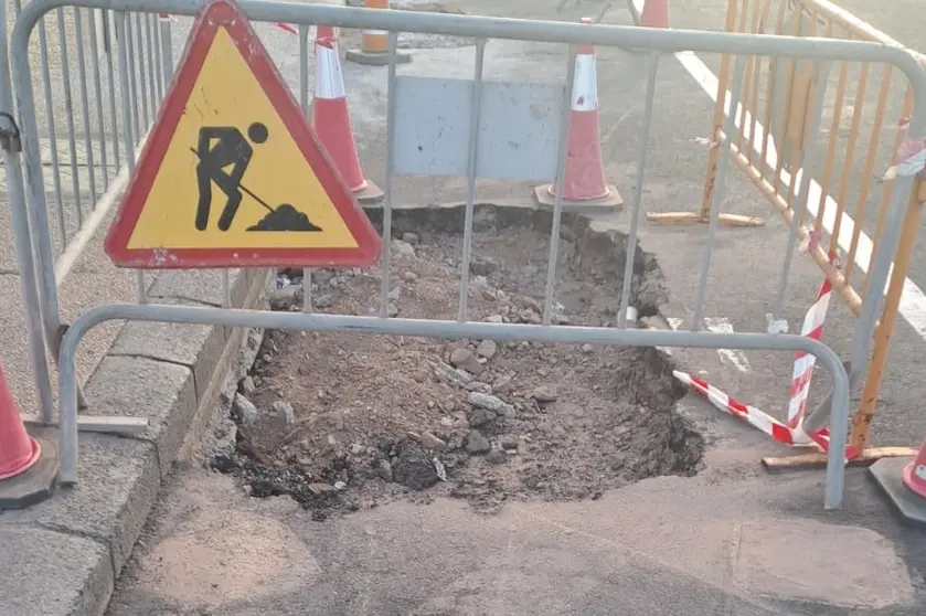 Imagen de una rotura en la zona de las paradas de taxi.