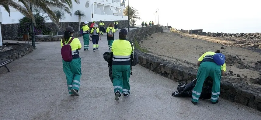 Trabajadores de limpieza en Teguise.
