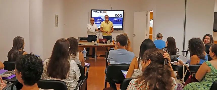 Charla el negocio de la violencia sexual sobre las mujeres.