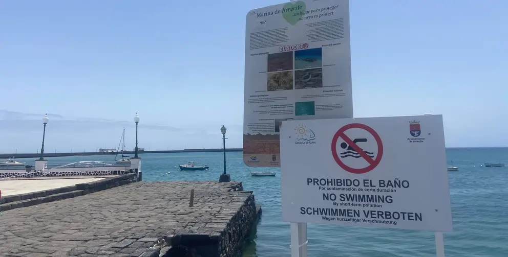 El Ayuntamiento de Arrecife baliza la zona e instala un cartel informativo en varios idiomas.