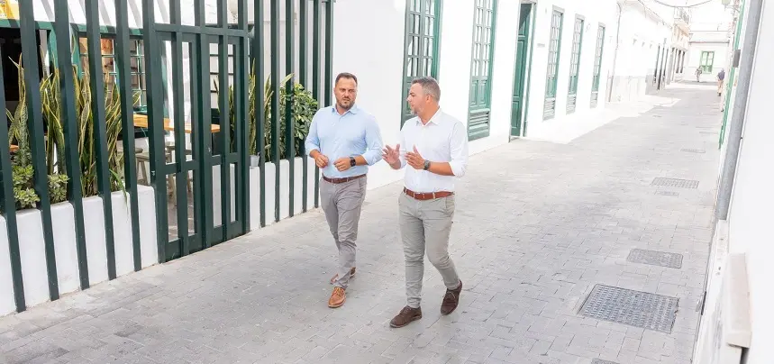 El vicepresidente junto al alcalde de Arrecife en la calle José Betancort