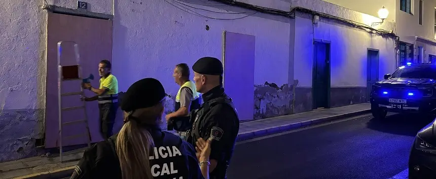 Operarios del Ayuntamiento de Arrecife tapiaron ayer los accesos a esta casa. Trabajos escoltados por la Policía Local . Actuación realizada anoche
